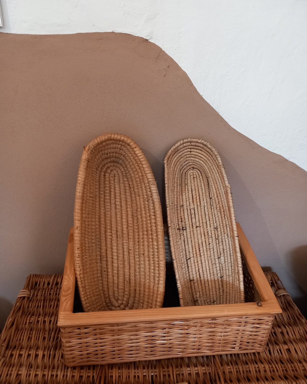 Bannetons en osier rangés dans le fournil