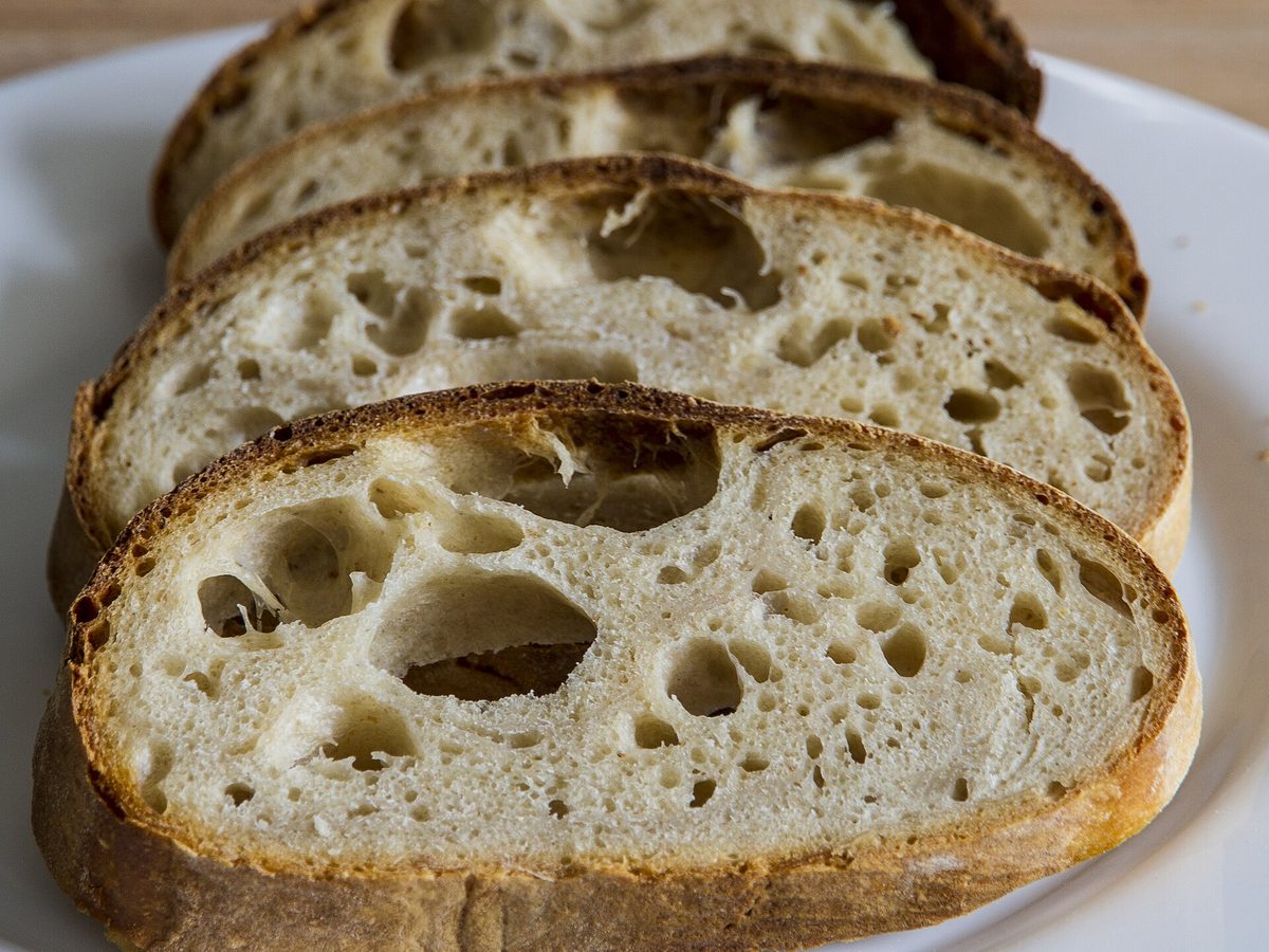 Tranches de pain au levain, mie ouverte