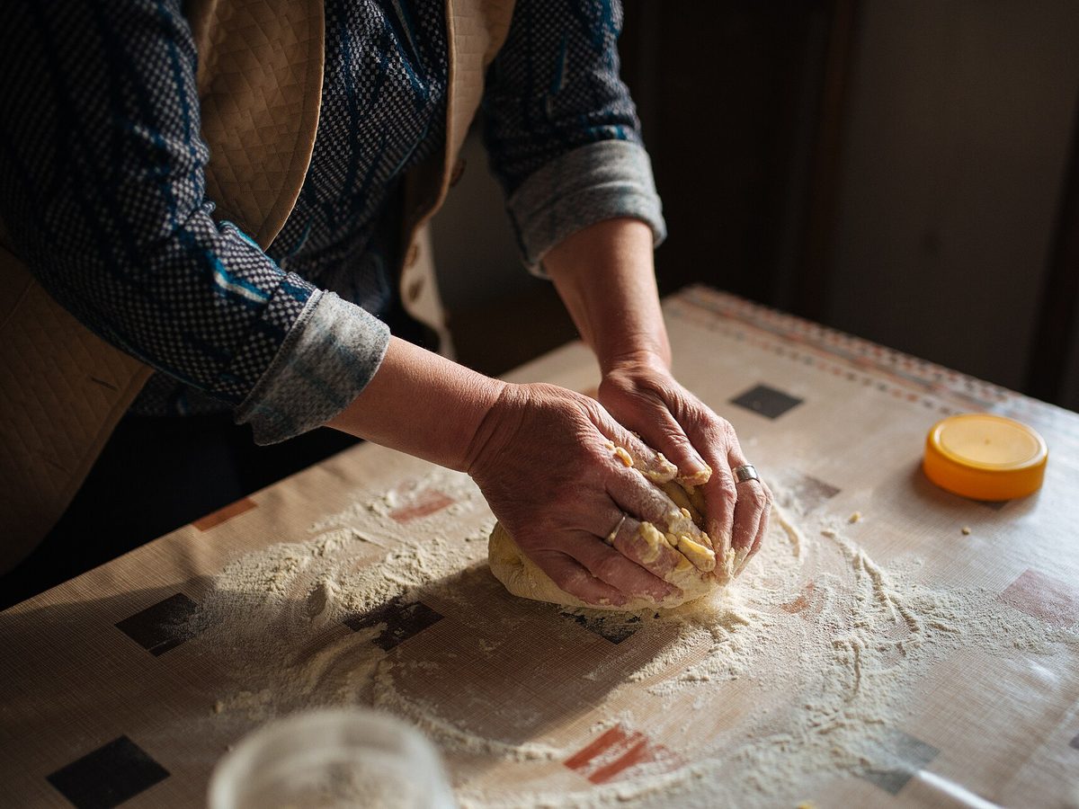 Pétrissage de la pâte à la main